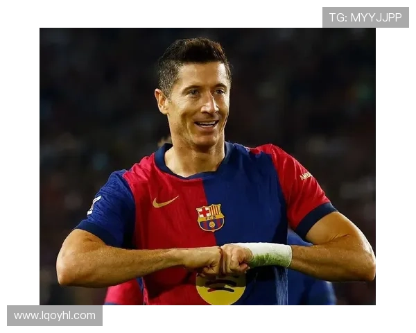 西甲32分钟戴帽，莱万庆祝胜利：快乐星期天⚽️⚽️⚽️